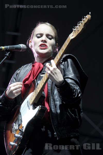 ANNA CALVI - 2011-08-28 - SAINT CLOUD - Domaine National - Scene de la Cascade - 